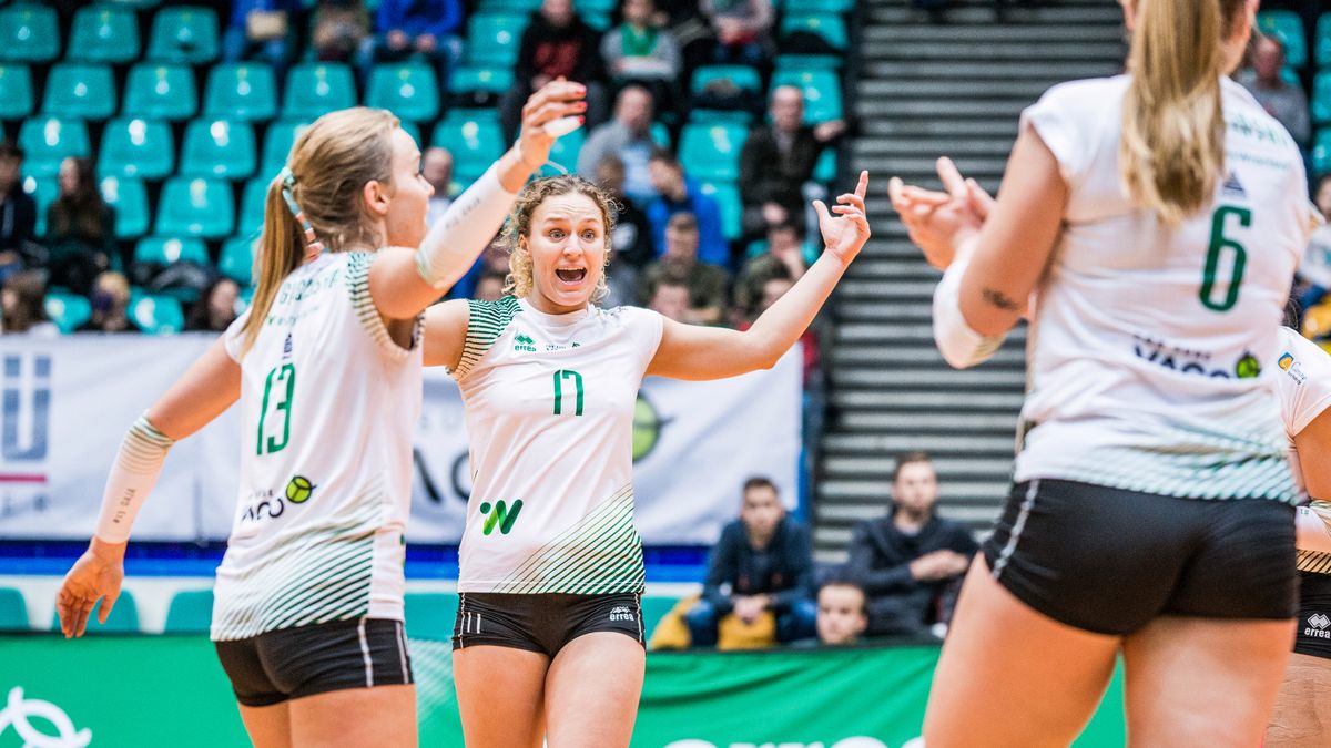 Materiały prasowe / #VolleyWrocław / Na zdjęciu: Natalia Gajewska i Anna Łozowska