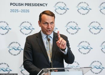 Wpadka szefa MSZ ws. lotniska. Sikorski zabrał głos: "Nadal uważam"