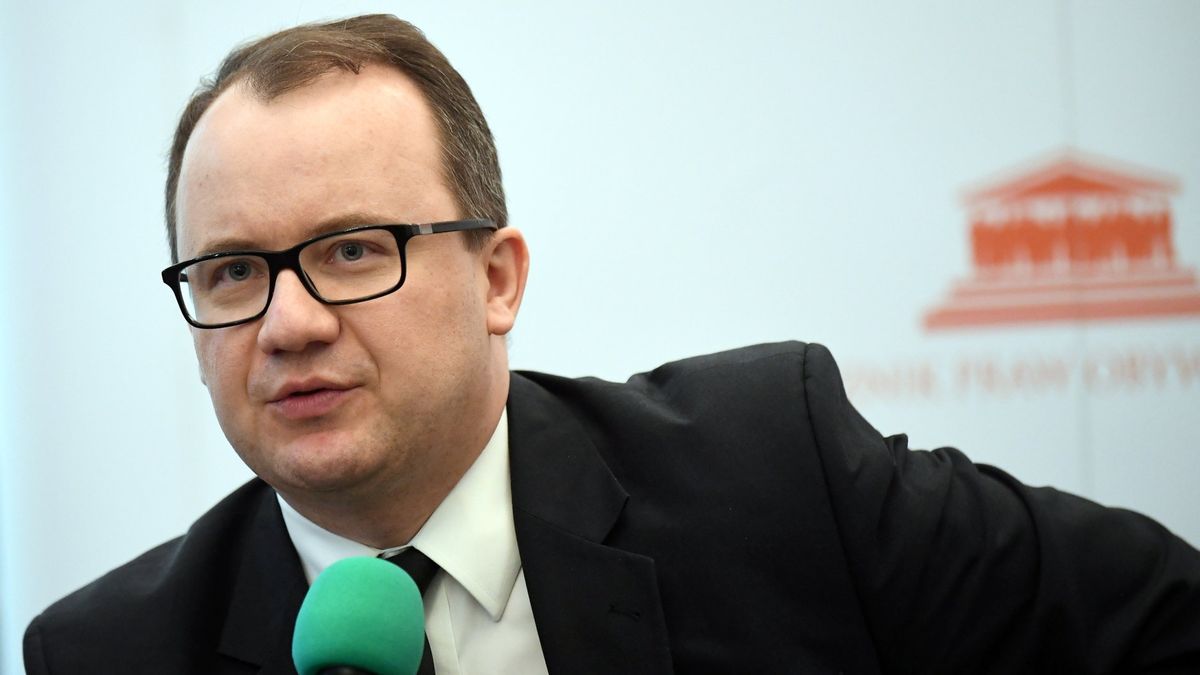 Zdaniem Adama Bodnara, niektóre postanowienia ustawy mogą naruszać zapisy konstytucji m.in. gwarantujące każdemu wolność pozyskiwania informacji