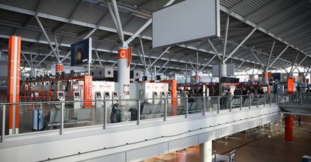 Warszawa. W bagażu miał fragmenty rafy koralowej