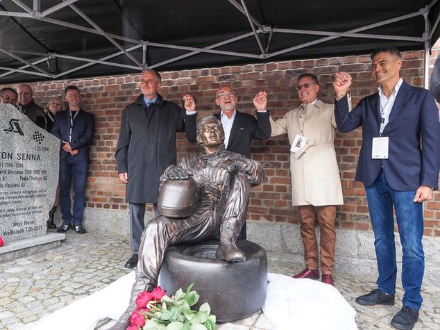 Jerzy Mazur z zaproszonymi gośćmi na odsłonięciu pomnika Ayrtona Senny