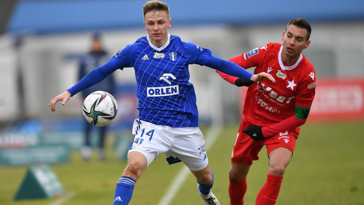 PAP / Piotr Nowak / Na zdjęciu: piłkarz Wisły Płock Mateusz Szwoch (z lewej) i Maciej Sadlok (z prawej) z Wisły Kraków
