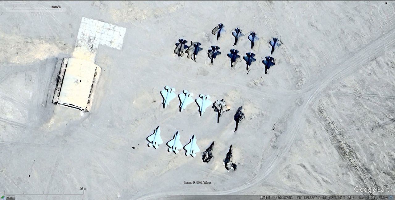 China sets up mock American jets for desert training exercises