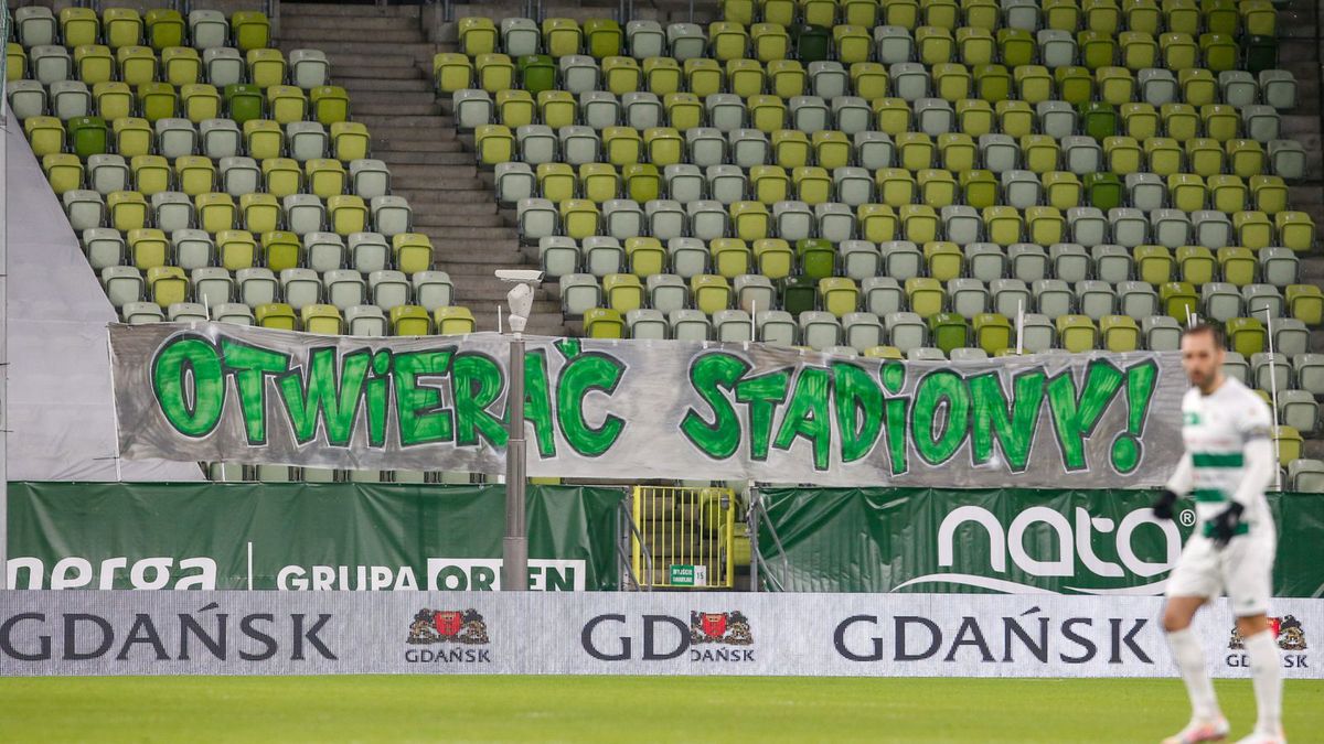 transparent wywieszony przez fanów Lechii Gdańsk podczas ostatniego meczu PKO Ekstraklasy