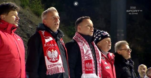 Zrzut ekranu z transmisji TVP Sport z odśpiewania Mazurka Dąbrowskiego podczas dekoracji drużynowego konkursu PŚ w Wiśle. Fot. sport.tvp.pl