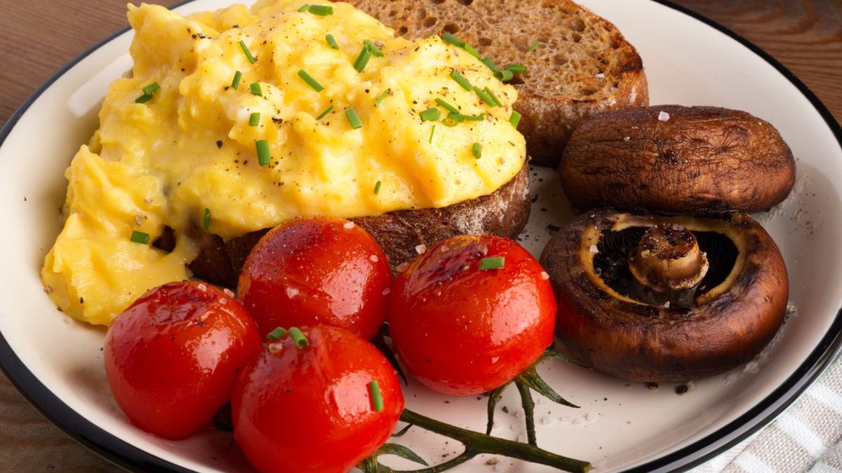 Gordon Ramsey serwuje jajecznicę na grzance z pieczarkami obok