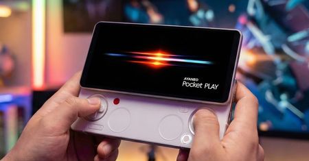 Ten smartfon ma wbudowany kontroler do gier. Ayaneo Pocket Play na zdjęciach