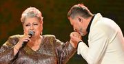 Hołd dla Ewy Bem podczas Top of the Top Sopot Festival. Powódź róż, "Sto lat" i klęczący Marcin Prokop