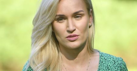 "Rolnik szuka żony". "Królowa pieczarek" jak zmysłowa kusicielka. Pozuje na balkonie