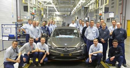 Pierwszy Opel Cascada zjeżdża z taśmy gliwickiej fabryki Opla