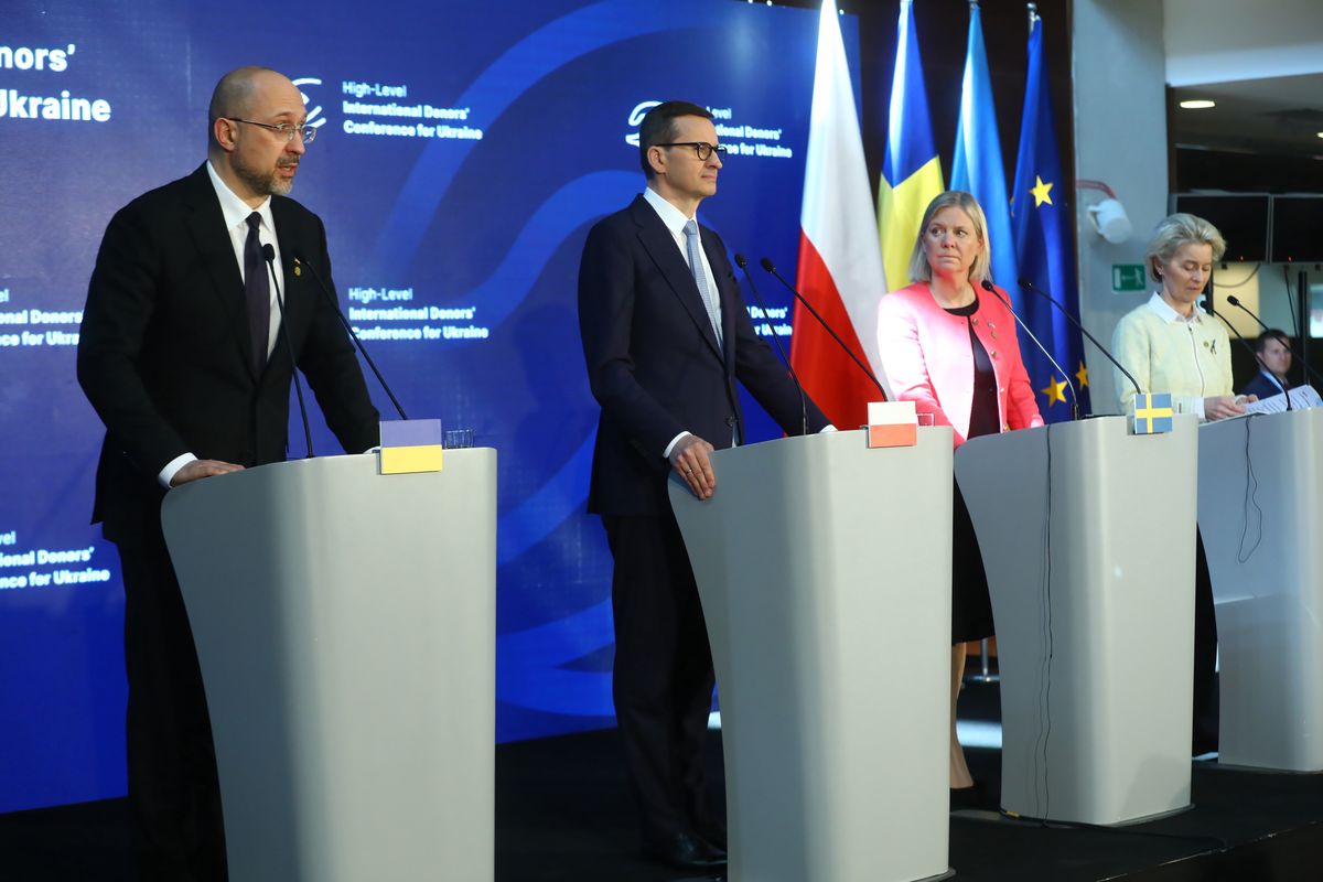 Warszawa, 05.05.2022. Premierzy: Szwecji Magdalena Andersson (2P), Polski Mateusz Morawiecki (2L) i Ukrainy Denys Szmyhal (L) oraz przewodnicząca Komisji Europejskiej Ursula von der Leyen (P) podczas konferencji prasowej po zakończeniu organizowanej przez Polskę i Szwecję we współpracy z przewodniczącymi KE i Rady Europejskiej międzynarodowej konferencji High-Level International Donors' Conference for Ukraine na Stadionie Narodowym w Warszawie, 5 bm. (amb) PAP/Rafał Guz