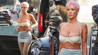 Bianca Censori w różowych włosach i przymałym topie spaceruje ulicami Los Angeles (ZDJĘCIA)