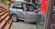 Pomylone pedały i niecodzienne parkowanie – auto wjechało w budynek poczty w Słupsku