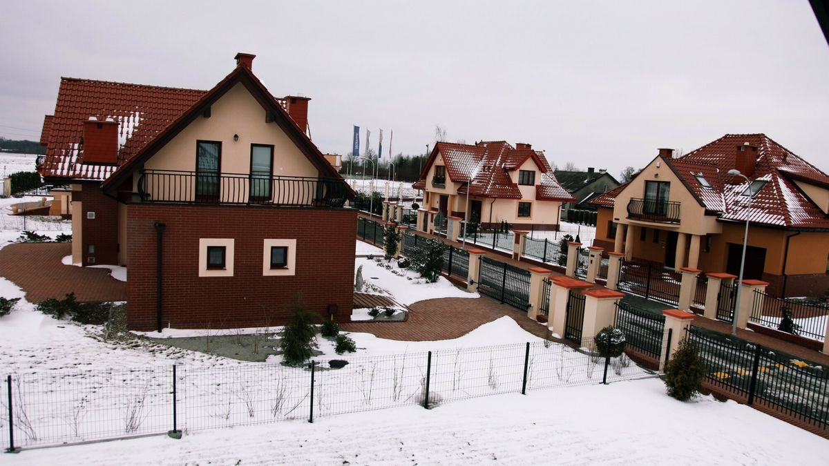 reporter7_baza
09.03.2013 Kaputy Dzien otwarty w osiedlu Villa Campina budowanym przez J.W. Construction w Kaputach pod Warszawa N/z domy pokazowe   fot. Stach Antkowiak/REPORTER
Stach Antkowiak/REPORTER