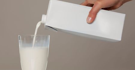 Mleko w kartonie ma długą ważność i wielu myśli, że jest szkodliwe. Ekspertka wyjaśnia