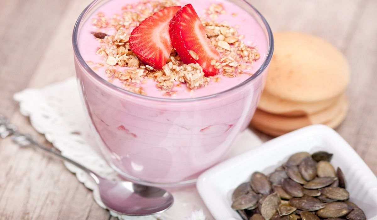 Jogurt truskawkowy z barwnikiem z owadów. Fot. AdobeStock