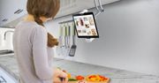 Pomysłowy uchwyt na tablet w kuchni
