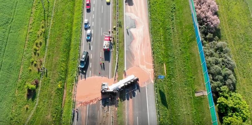 Autostrada A2. Płynna czekolada zastyga na asfalcie. Droga zablokowana