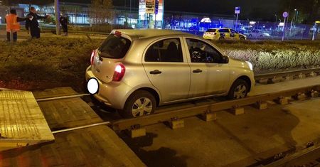Zaparkował auto na torach. Policja aresztowała "najgorszego kierowcę świata"