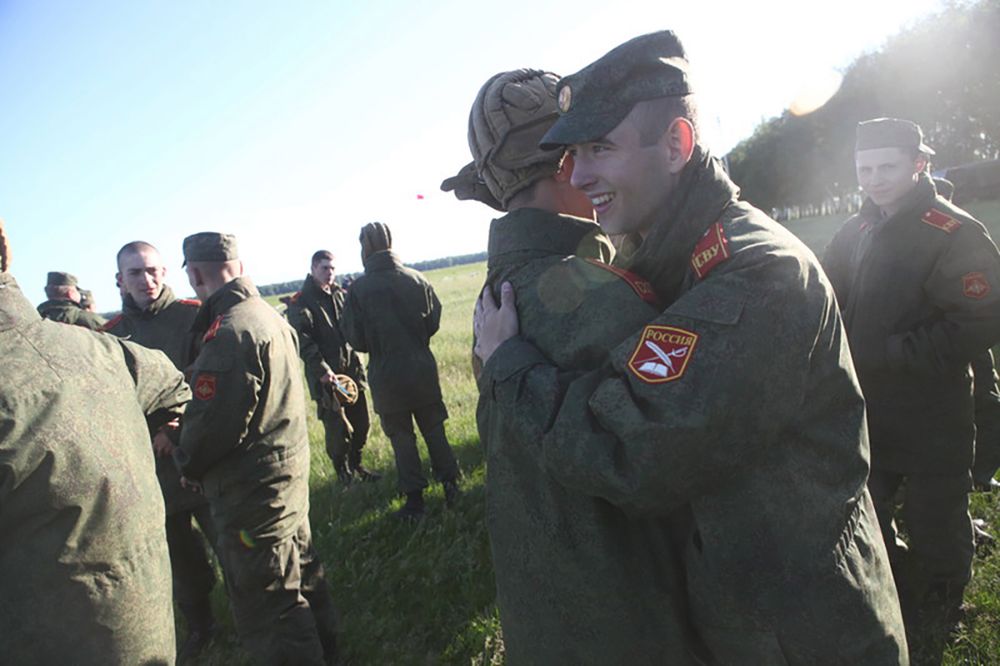 W rosyjskiej armii panuje prawo pięści. Z jednostek, które nawet nie otarły się o front do odmów wracają kaleki lub nie wracają wcale. Okrutne traktowanie chłopców przez oficerów, które rzekomo ma zrobić z nich prawdziwych mężczyzn prowadzi nawet do samobójstw. Według fundacji Prawo Matki, podczas pełnienia obowiązkowej służby wojskowej zginęło w ostatnich 20 latach ponad 80 tysięcy żołnierzy, w dodatku w czasach pokoju.