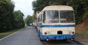 Przewoził samochód w autobusie. Ładunek był źle zabezpieczony