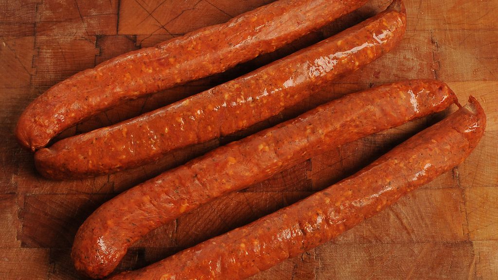 Wędzona kiełbasa z indyka, wieprzowiny i wołowiny, o niskiej zawartości tłuszczu