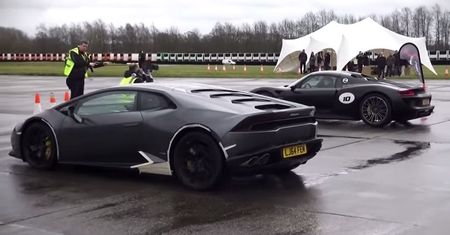 Lamborghini Huracan vs. Porsche 918 Spyder na mokrej nawierzchni