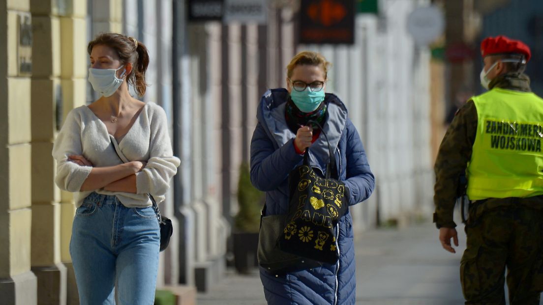 Ratowanie zagrożonych miejsc pracy to obecnie największe - obok powstrzymywania rozprzestrzeniania się epidemii - zadanie rzadów.