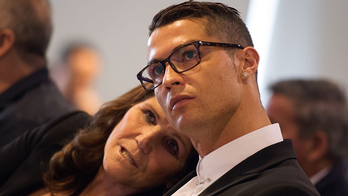 Zdjęcie okładkowe artykułu: Getty Images / Denis Doyle / Na zdjęciu: Cristiano Ronaldo z mamą 