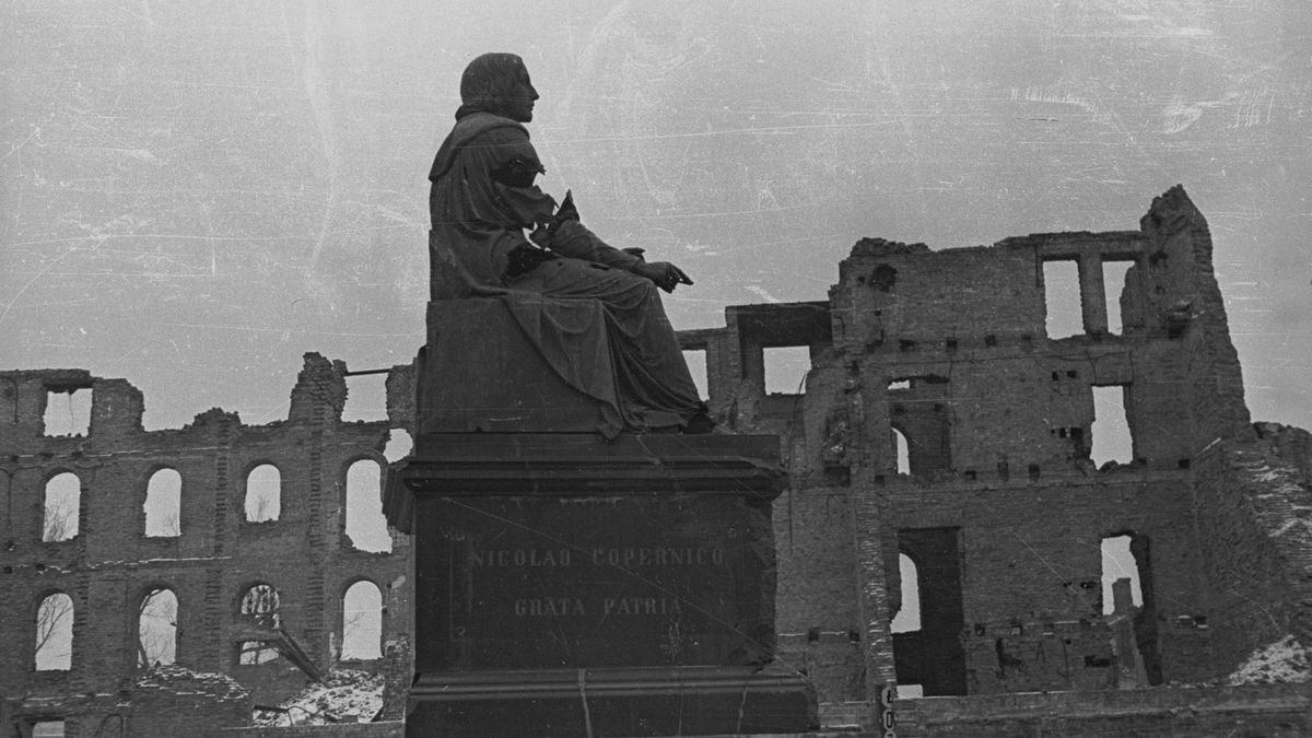 Warszawa, 1948 r. Pomnik Mikołaja Kopernika na tle ruin pałacu Zamoyskich przy Nowym Świecie.