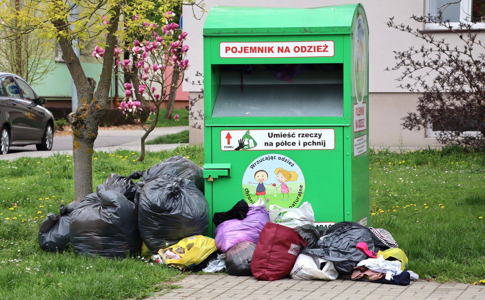 W innych miastach trzeba zanieść do tekstylia do PSZOK albo lądowały pod pojemnikami instytucji pomocowych.
