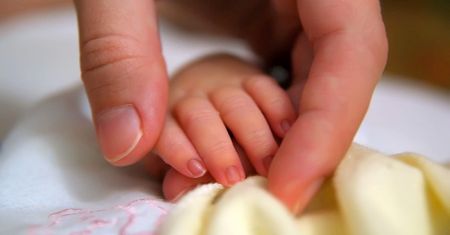 Pielęgniarka upuściła niemowlę podczas badań. Stanie przed sądem