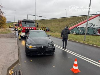 Warszawa: Czołowe zderzenie BMW i Alfa Romeo na Wirażowej przy lotnisku. Jedna osoba w szpitalu