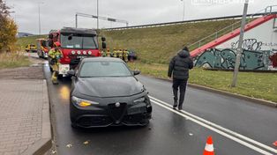Warszawa: Czołowe zderzenie BMW i Alfa Romeo na Wirażowej przy lotnisku. Jedna osoba w szpitalu
