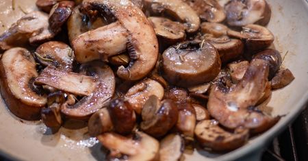 Dodaję do smażenia pieczarek kilka kropli. Wydobywa z nich wspaniały smak i aromat