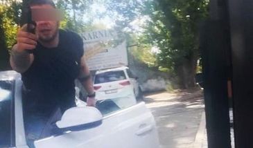 Kierowca w Poznaniu zajechał drogę rowerzyście. Wycelował do niego z pistoletu