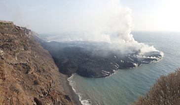 La Palma. Kolejny potok lawy wypływa z Cumbre Vieja 