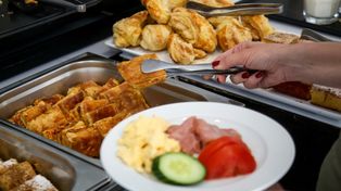 Niedopuszczalne przy szwedzkim stole. Ośmieszysz się w hotelu