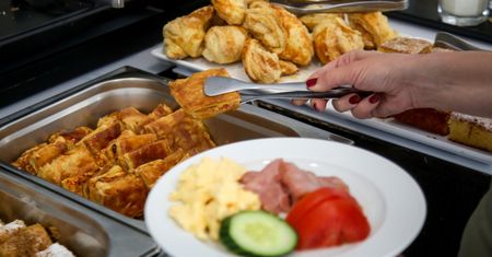 Niedopuszczalne przy szwedzkim stole. Ośmieszysz się w hotelu