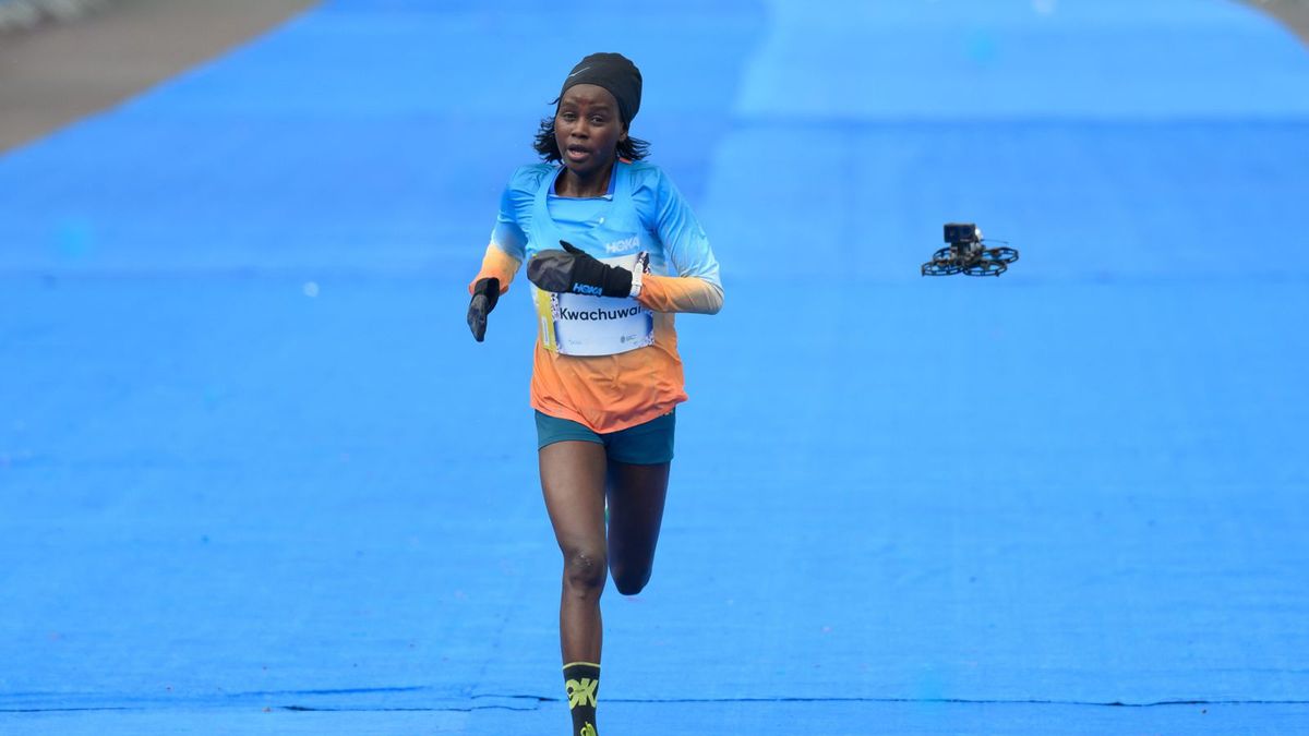 PAP / Jakub Kaczmarczyk / Na zdjęciu: Celestine Temko Kwachuwai na mecie 23. Poznań Maratonu