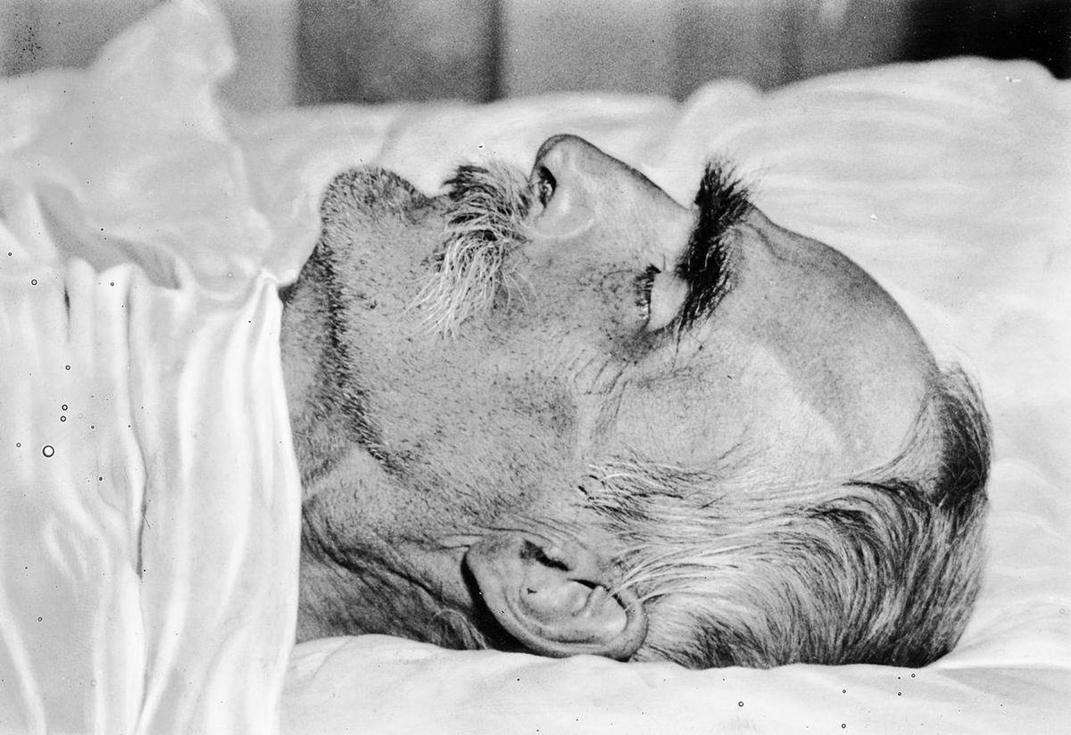 Marszałek Józef Piłsudski na łożu śmierci w pokoju, w którym umarł