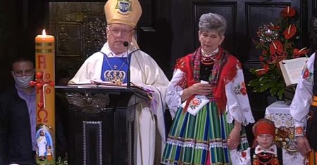 Pielgrzymka Łowicka doszła na Jasną Górę. Wzruszony biskup mówi o "panach piastujących władzę" i "policyjnych krukach"