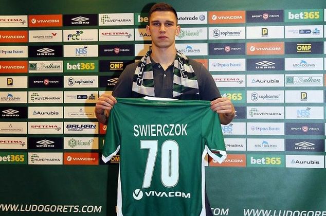 Jakub Świerczok z koszulką Ludogorca Razgrad fot. ludogorets.com