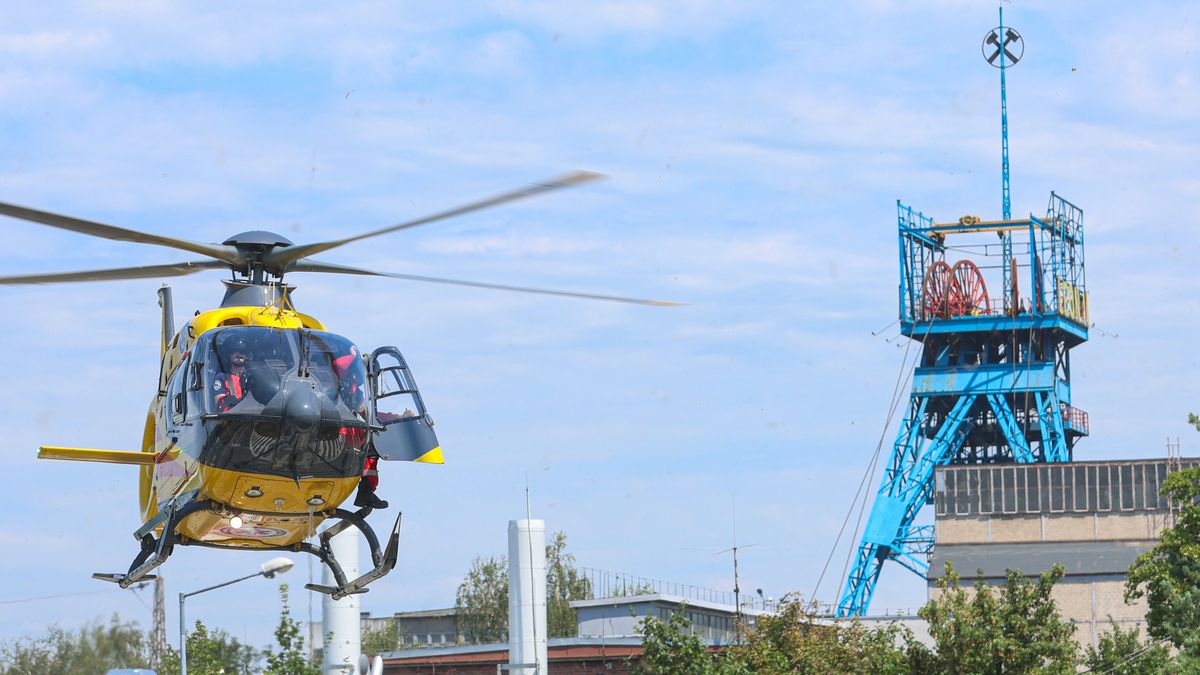 Rydułtowy, 11.07.2024. Transport rannego śmigłowcem LPR przed kopalnią Rydułtowy na śląsku, 11 bm. Trwa akcja ratownicza po wstrząsie w kopalni. Z 68 górników, którzy znajdowali się w rejonie zagrożenia, 41 wyjechało na powierzchnię. (mr) PAP/Michał Meissner