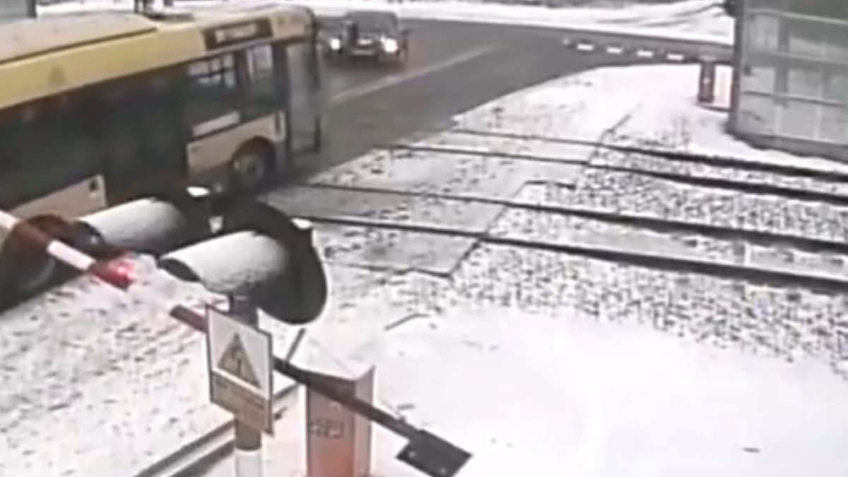 Autobus na przejeździe kolejowym w Woli Rzędzińskiej