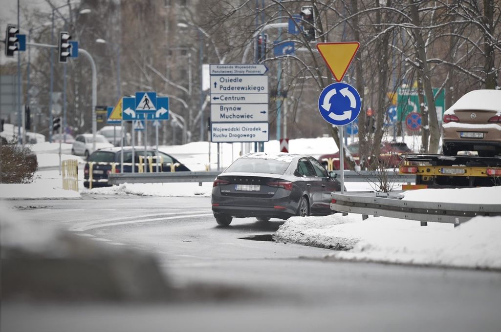 Jak używać kierunkowskazów na rondzie? Kierowcy tego nie rozumieją