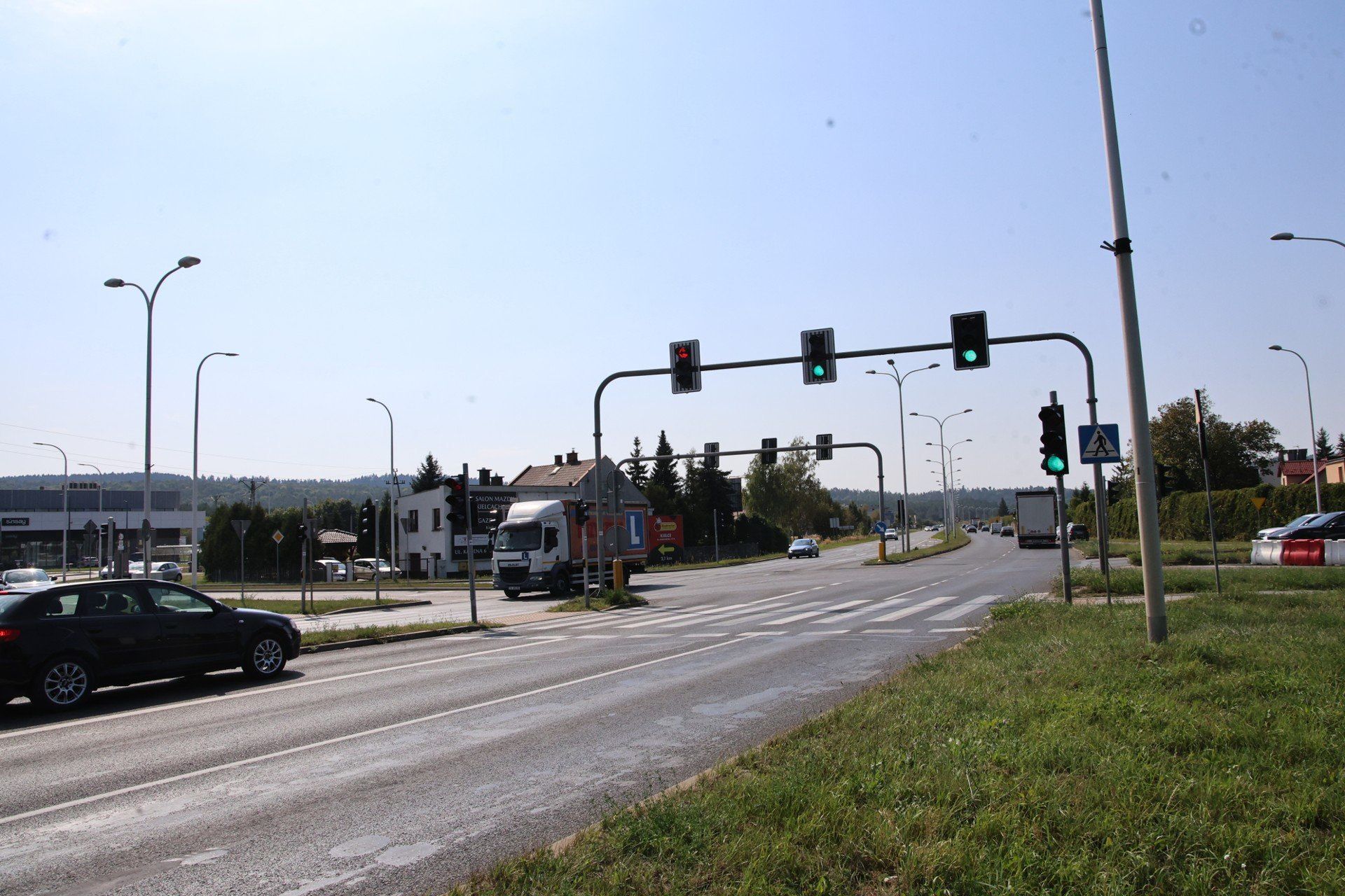 Krakowska to jedna z głównych arterii komunikacyjnych łączących centrum Kielc z północnymi dzielnicami miasta oraz drogą krajową w kierunku Krakowa. Ulica obsługuje codziennie tysiące pojazdów, dlatego planowane prace remontowe będą miały duży wpływ na ruch w całym mieście.