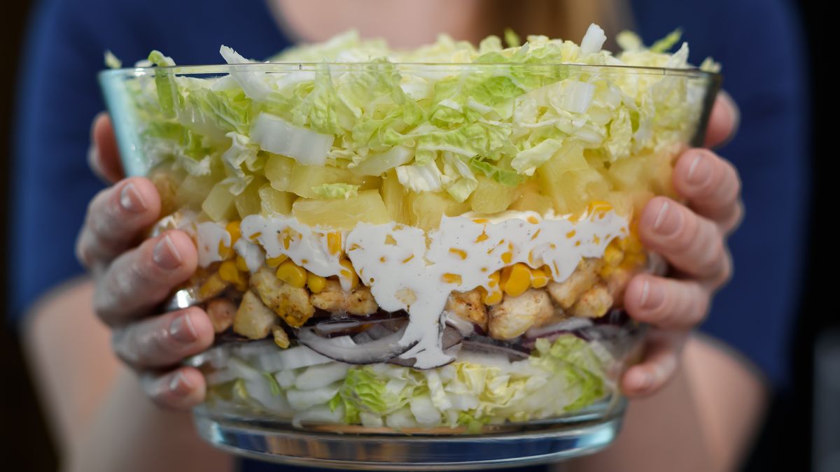 Sałatka warstwowa gyros