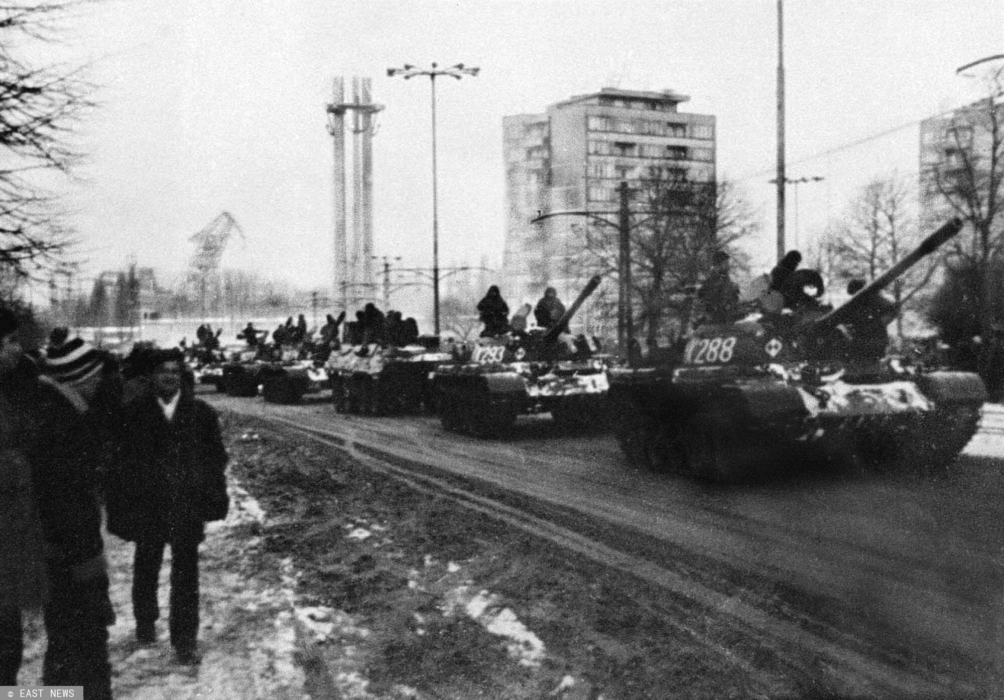 Stan wojennyPHOTO: EAST NEWS/LASKI COLLECTION 
Czolgi pod Stocznia Gdanska w trakcie zamieszek ulicznych, stan wojenny, zima 1982.LASKI COLLECTION