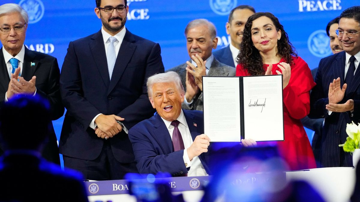 Prezydent Trump podpisa? dokument za?o?ycielski Rady Pokoju
President Donald Trump holds the charter during a signing ceremony on his Board of Peace initiative at the Annual Meeting of the World Economic Forum in Davos, Switzerland, Thursday, Jan. 22, 2026. (AP Photo/Markus Schreiber)
Markus Schreiber